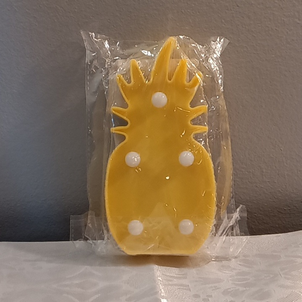 Yellow Pineapple LED Light 🍍 SMALL - Picture 13 of 14